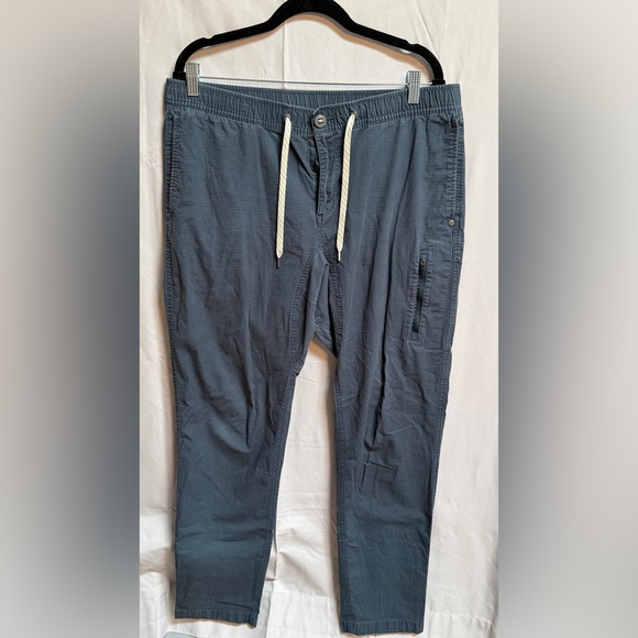Vuori Pants - P11. Vuori Ripstop Pants 31”
Size: 18” Size waist (XL) 14/16
Blue